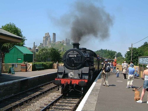 800px-Steam_Train_Corfe_Castle_Station_1.jpg