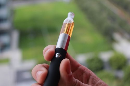 Vaping_-_Vaporizer_-_Vape_Pen_-_E-Cig_24957538584.jpg Vaping_-_Vaporizer_-_Vape_Pen_-_E-Cig_24957538584.jpg