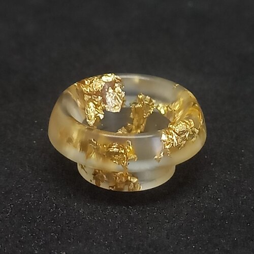pyramid-acrylic-drip-tip-gold-flakes-scaled.jpg pyramid-acrylic-drip-tip-gold-flakes-scaled.jpg