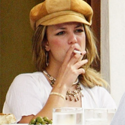 britneyspears-ecig.jpg