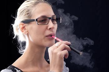 e-cig-smoking-_patrisyu_-_Fotolia_medium.jpg