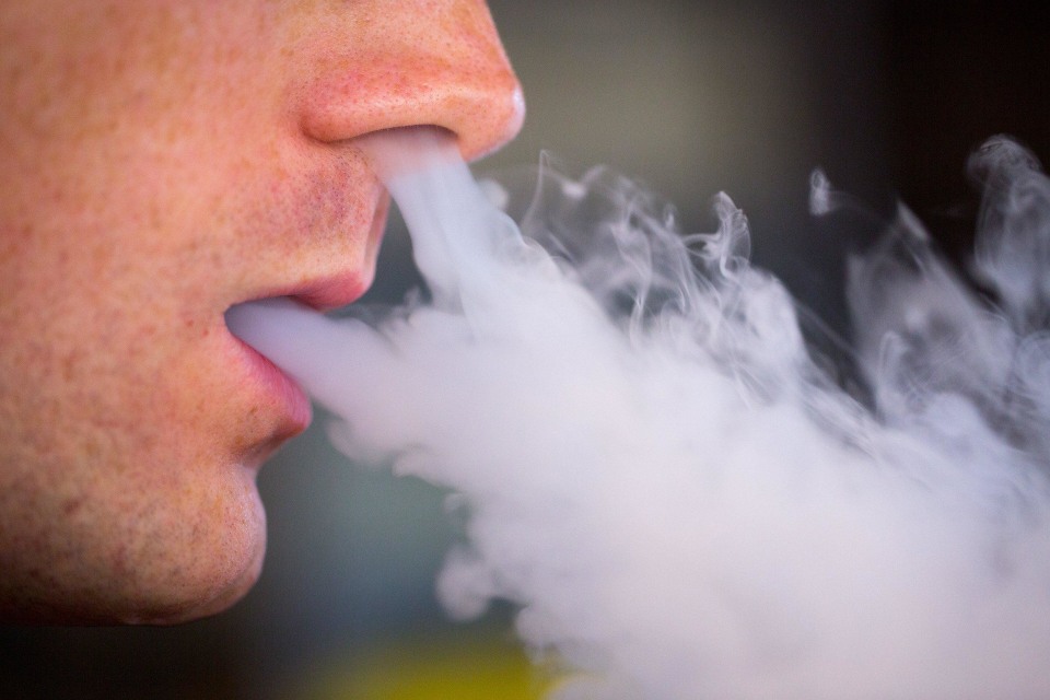 140710-electronic-cigarette-inline2_9af91ea58624bc4439f885e12717e638.nbcnews-ux-960-700.jpg