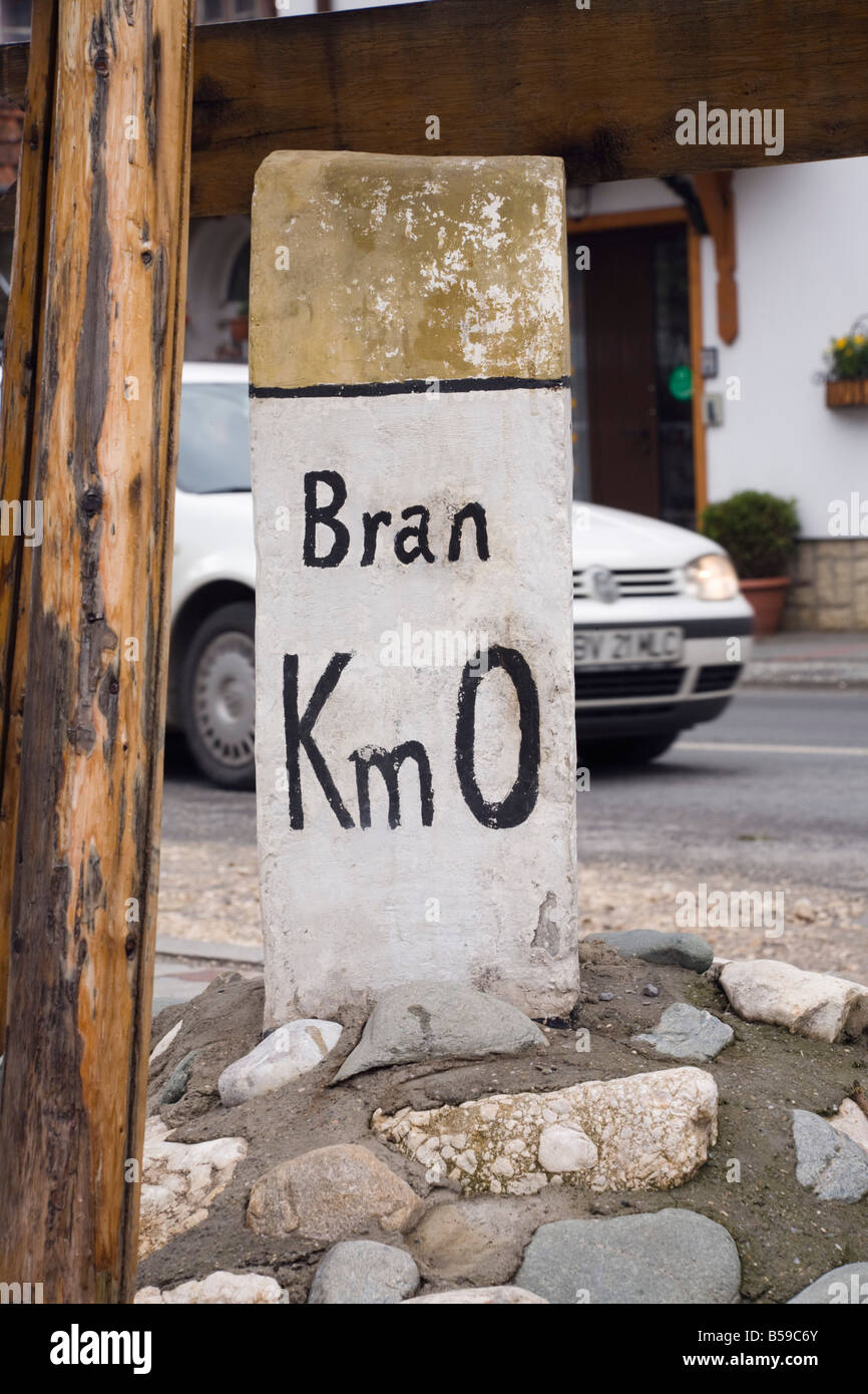 bran-transylvania-romania-europe-old-distance-road-sign-with-kilometers-B59C6Y.jpg
